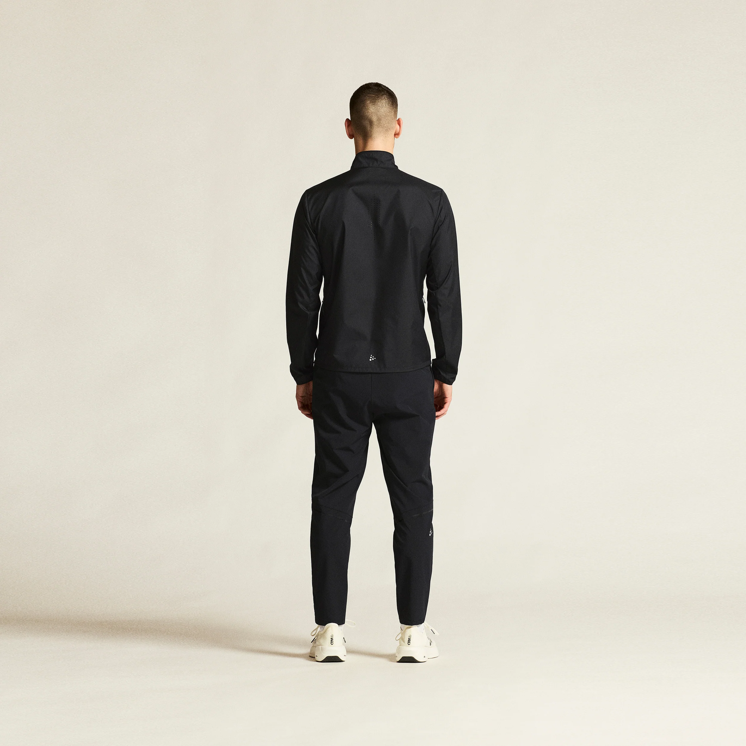 Essence Wind Laufjacke Herren - schwarz - Image 4