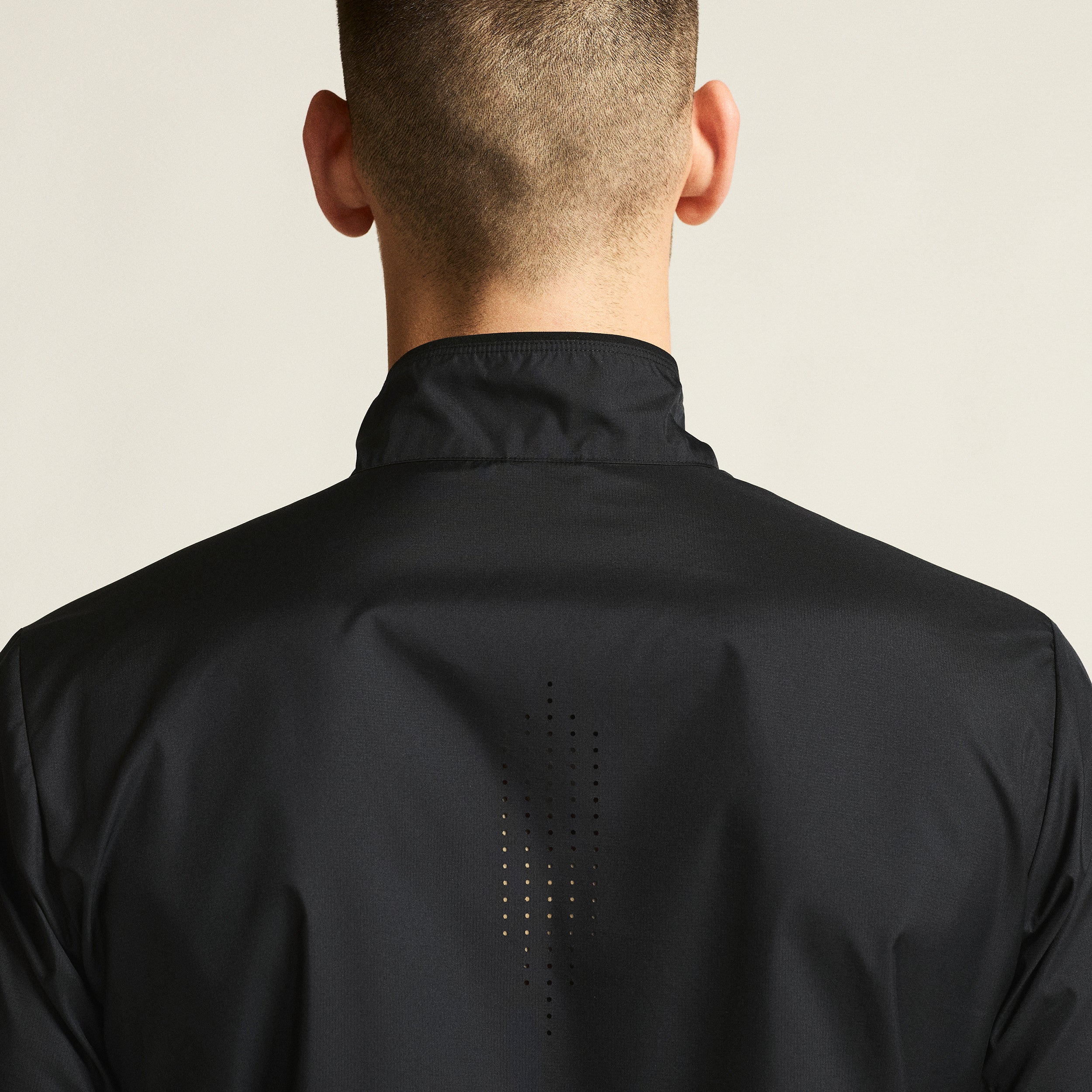 Essence Wind Laufjacke Herren - schwarz - Image 9