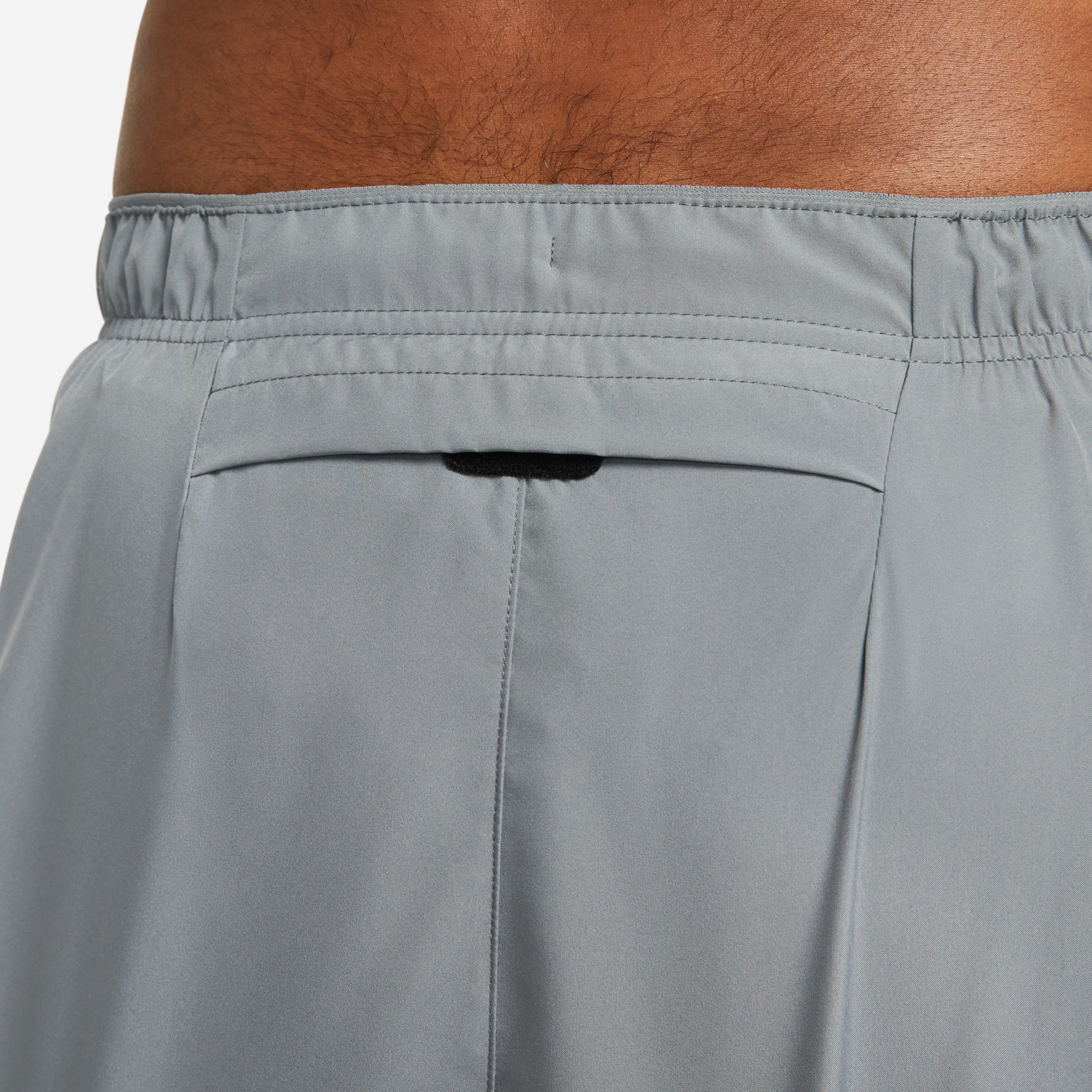 Challenger 5in Laufshorts Herren - grau - Image 11