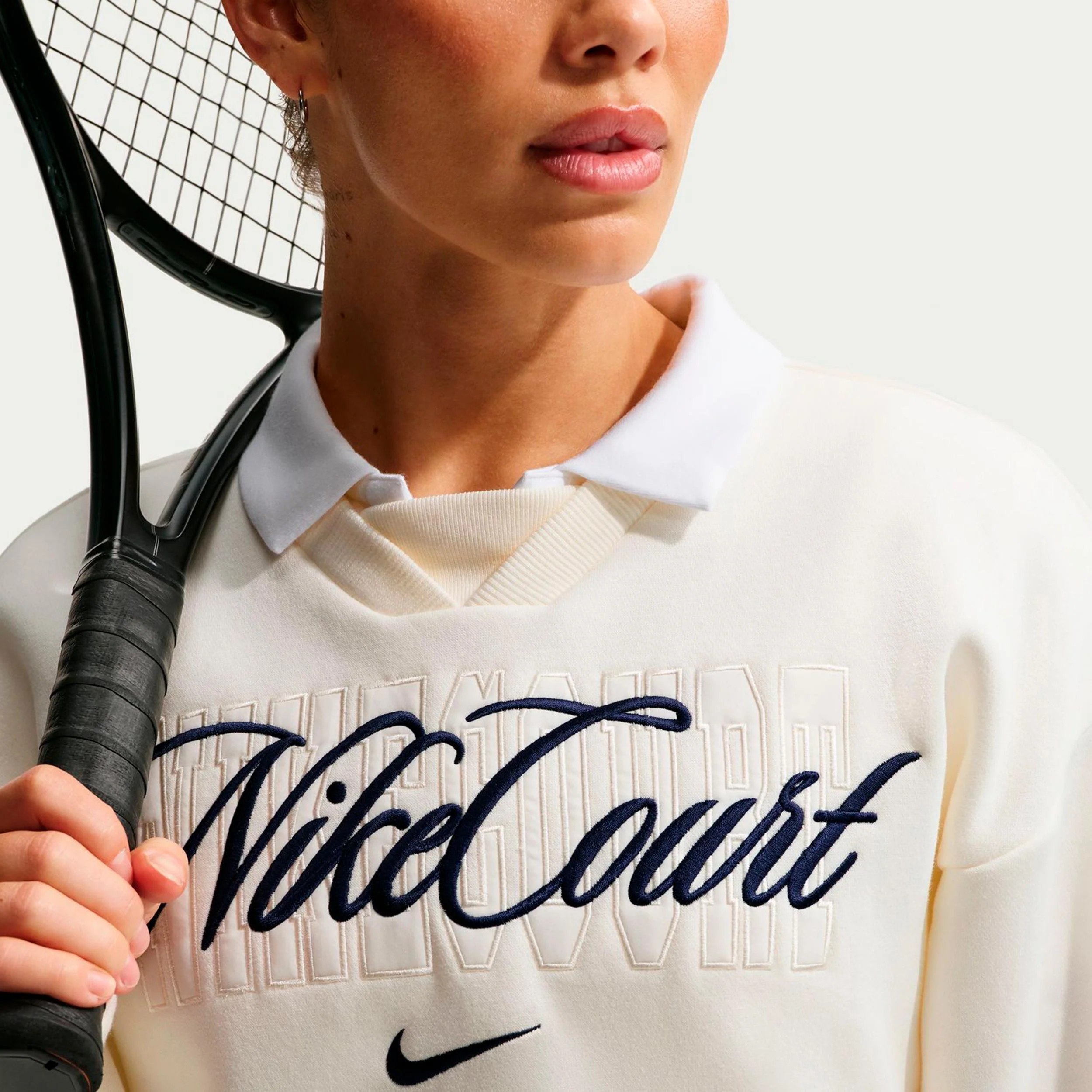 Court Fleece Crew Sweatshirt Damen-creme, dunkelblau - Image 4
