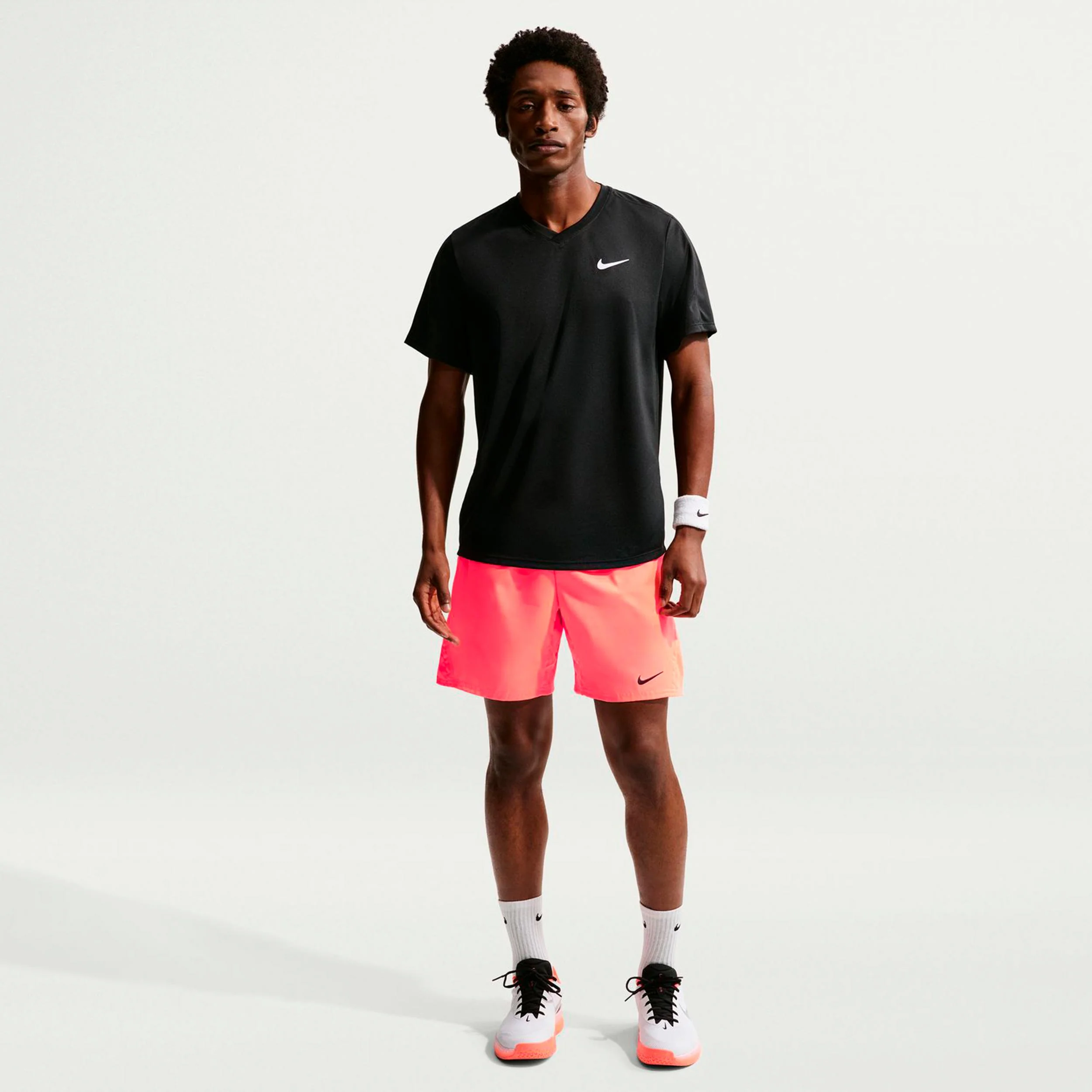 Court Victory Dri-Fit 7in Shorts Herren - koralle, schwarz - Image 2