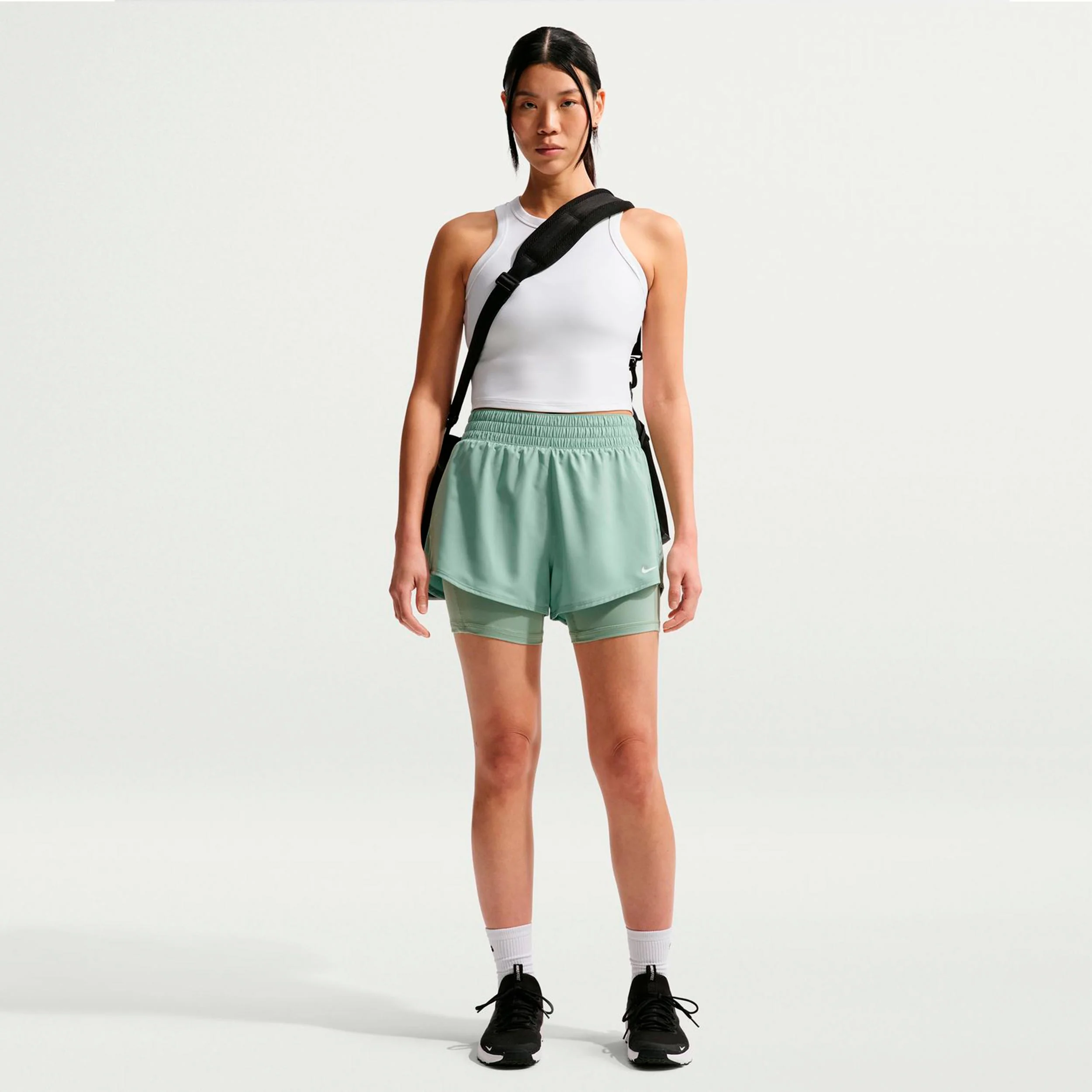 Dri-Fit One Mid Rise 2in1 3in Ballshorts Damen - salbei, weiß - Image 2