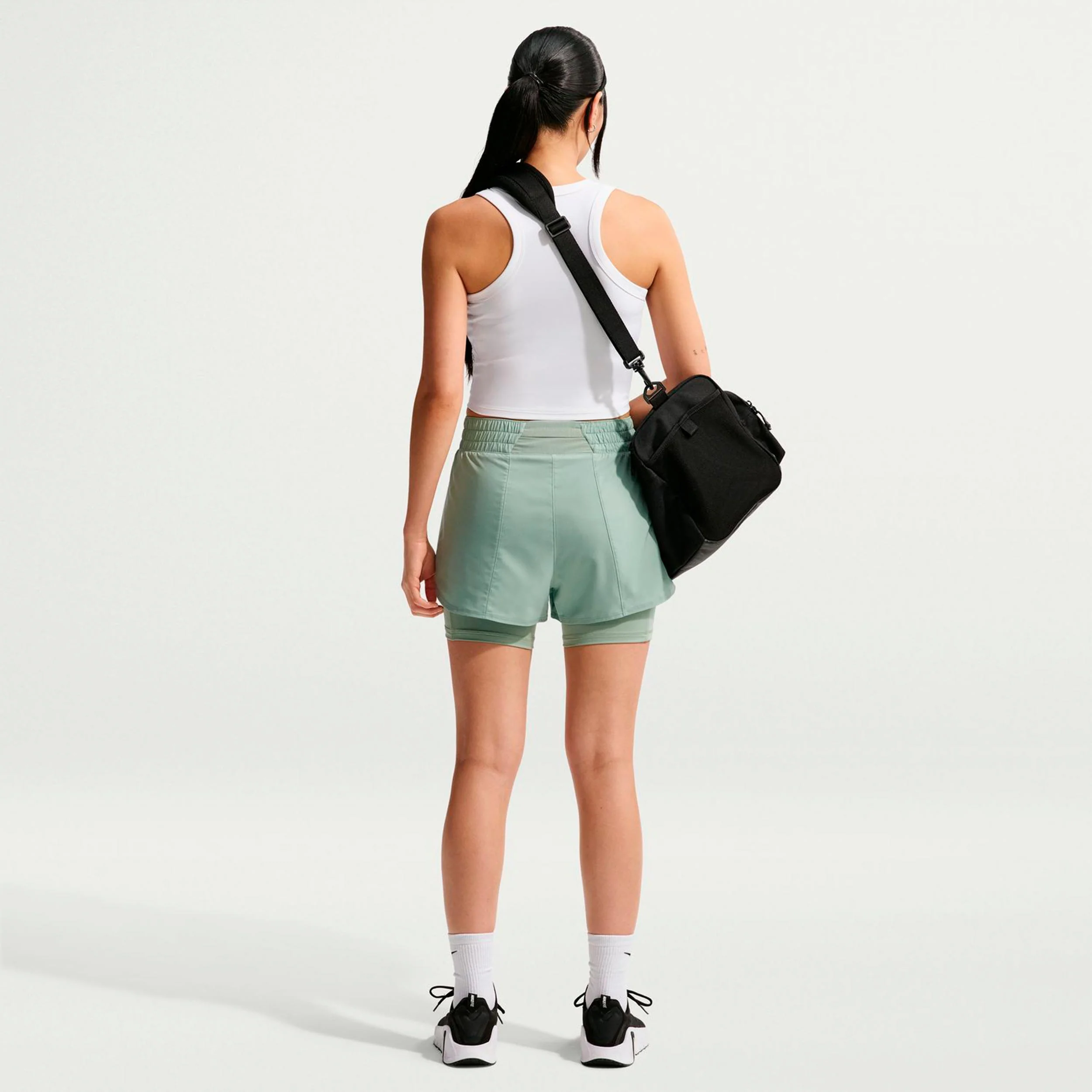 Dri-Fit One Mid Rise 2in1 3in Ballshorts Damen - salbei, weiß - Image 3