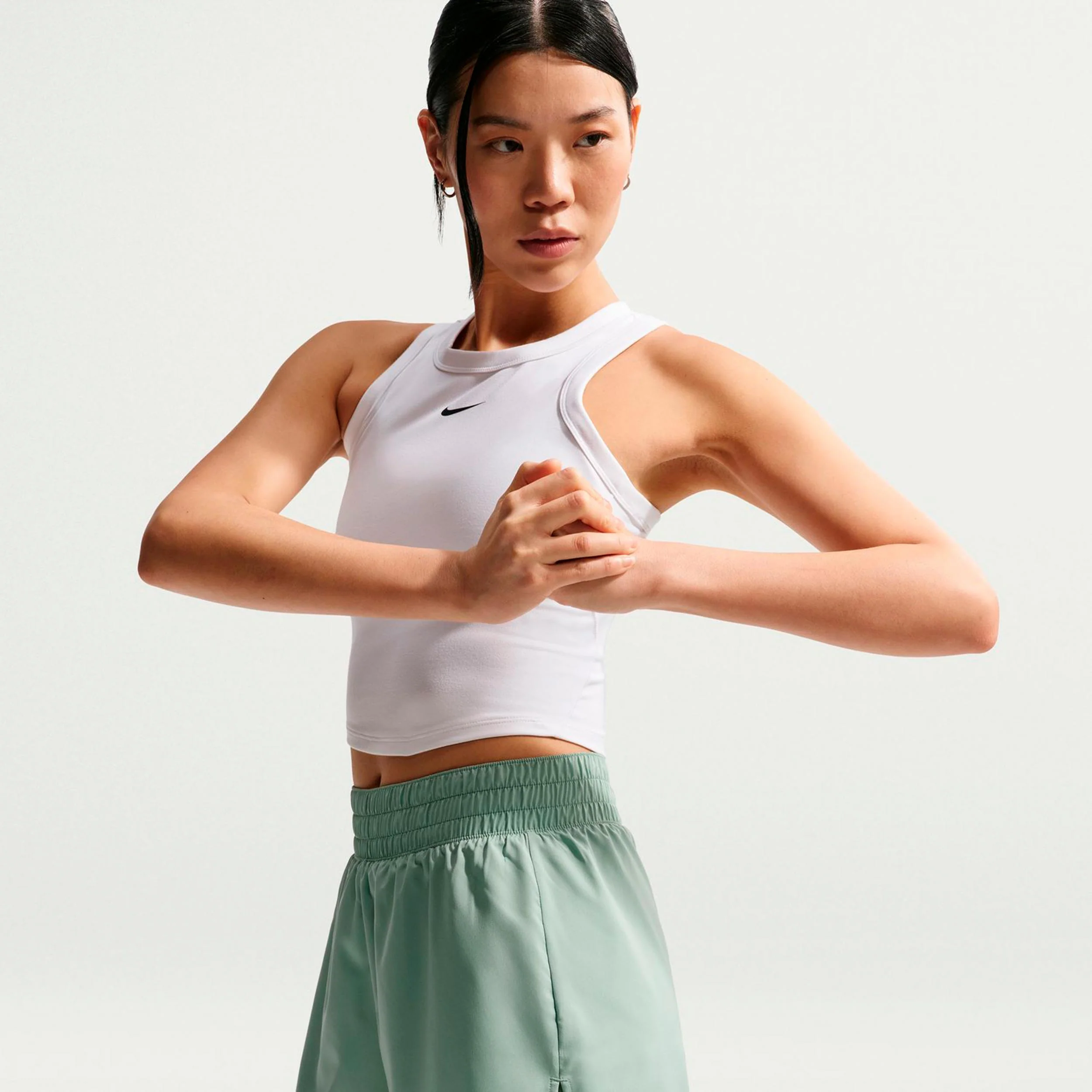 Dri-Fit One Mid Rise 2in1 3in Ballshorts Damen - salbei, weiß - Image 4