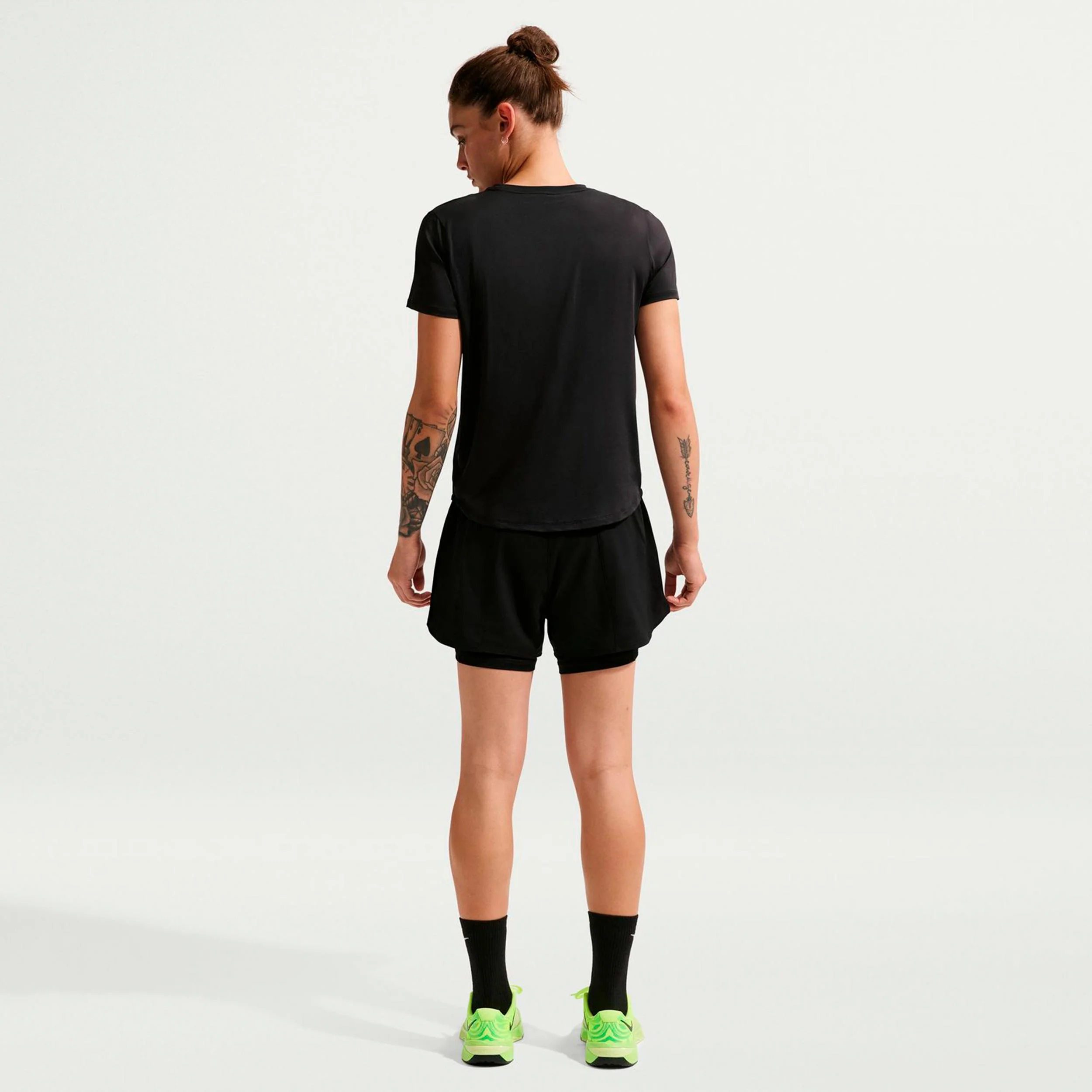 Dri-Fit One Mid Rise 2in1 3in Shorts Damen-schwarz, weiß - Image 3