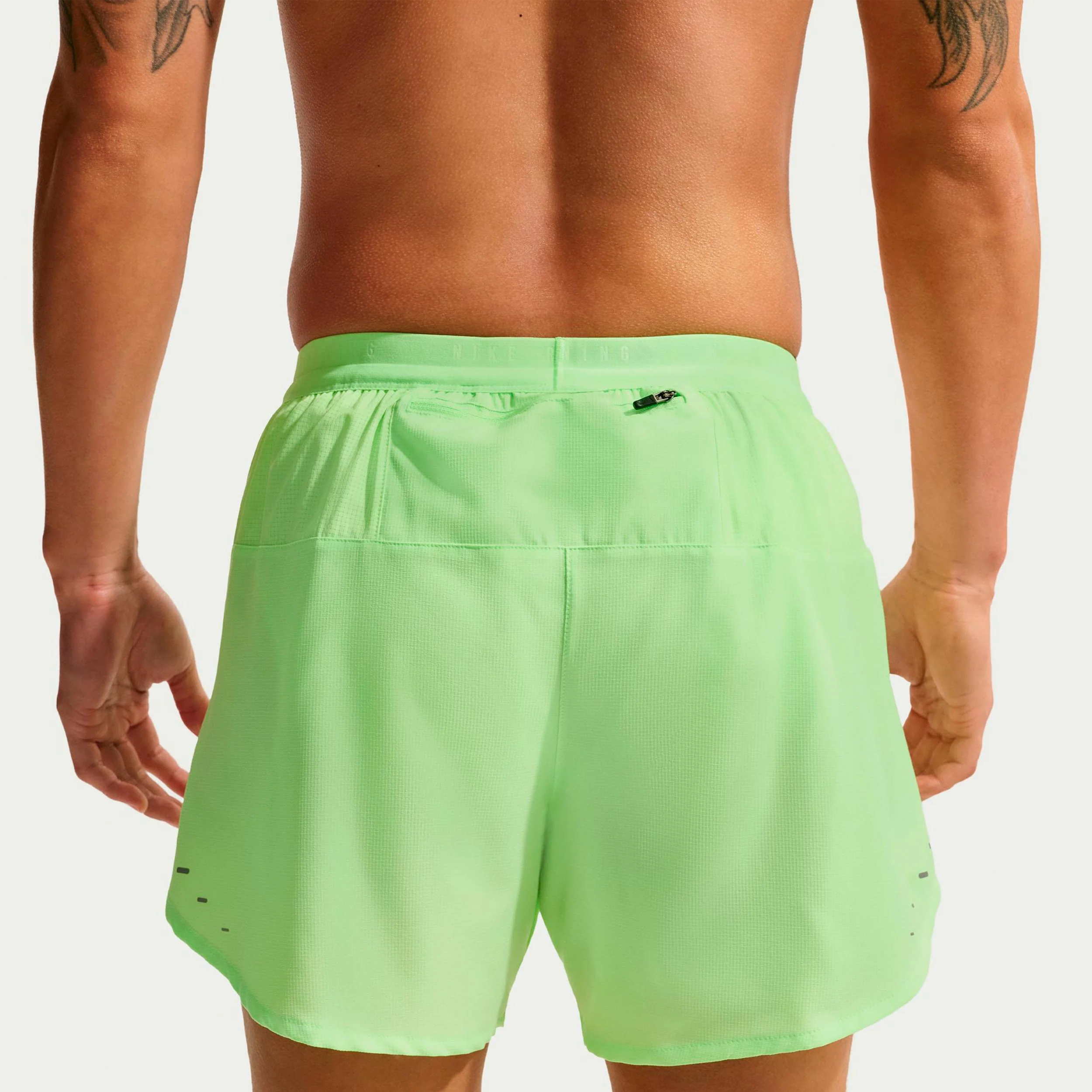 STRIDE 5IN  Laufshorts Herren - hellgrün, silber - Image 4