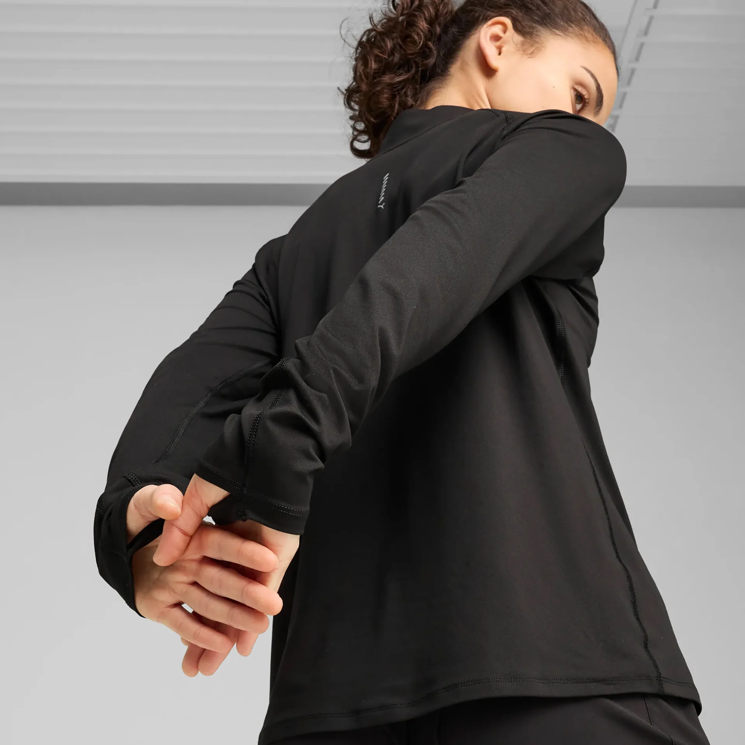 Velocity Cloudspun 1/4 Zip Laufshirt Damen-Schwarz - Image 2